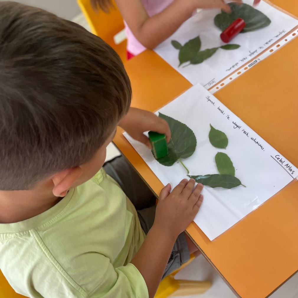Doğal Malzemelerle Renkleri Keşfettiğimiz Eğlenceli Ve Öğretici Bir Etkinlik Gerçekleştirdik.