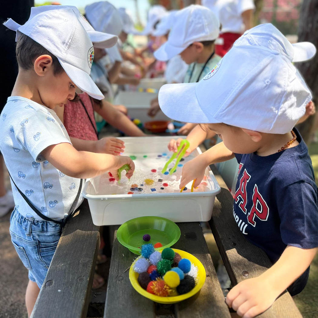 Yaz Okulu Kapsamında Gerçekleştirilen Gökkuşağı Duyu Etkinliği İle Çocuklar, Renkli Ve Eğitici Bir Keşif Yolculuğuna Çıktılar.